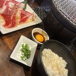 炭火焼ホルモン ぐう - オンザライス卵付き　500円