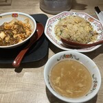 餃子の王将 - 料理写真:炒飯(スープ付き)、麻婆豆腐(ジャストサイズ)