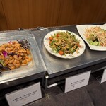 ガーデニア(ホテルマイステイズプレミア成田) - 左　魚介のマリネトマトのヴィネーグレット　中　豚モツと山クラゲのピリ辛和え　右　豆富千絲彩り野菜和え