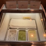 ガーデニア(ホテルマイステイズプレミア成田) - 左　クリスプチョコチップアイス　中　抹茶アイス　右　国産ゆずシャーベット