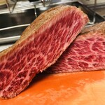 やはぎ商店 - 300gの牛タタキ、半分にカット