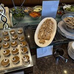 ガーデニア(ホテルマイステイズプレミア成田) - 真ん中　シュトーレン　右　ほうじ茶のゼリー