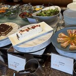 ガーデニア(ホテルマイステイズプレミア成田) - 左　ティラミス　中　ブッシュドノエル