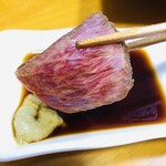 やはぎ商店 - 霜降り…レア…タタキです。わさびとタタキのタレで。