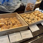 ガーデニア(ホテルマイステイズプレミア成田) - 左から　バターロール　バケット　レーズンカスタードデニッシュ　リュスティック　はちみつ豆乳パン