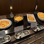 ガーデニア(ホテルマイステイズプレミア成田) - 左　ソーセージとジャガイモのトリュフ風味ピザ　中　ポテト　右　野菜春巻　