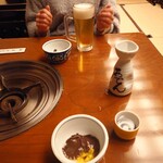 おでん三吉 - 先ずは生ビールと熱燗で乾杯！