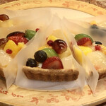 キル フェ ボン - クリスマスバージョンの「色とりどりのフルーツタルト、ホワイトチョコ風味」ピースで1393円　お店で撮影しています