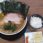 家系ラーメン王道家直伝 との丸家 八千代店 - 