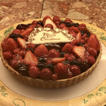 キル フェ ボン - クリスマスバージョンの「赤いフルーツのタルト、リース仕上げ」ピースで1090円　お店で撮影しています