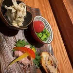 焼鳥あかぎ - レバーパテ
      霞がもロースト
      ポテトサラダ　ささみの一夜干し
      トマトと菜の花のおひたし