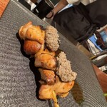 焼鳥あかぎ - 手羽元のマッシュルーム巻き（淡海地鶏）