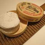 フロリレージュ - カマンベールのクリームを詰めたシュー、蜂蜜のグラス1