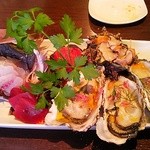 カネ保水産 - 桜鯛・鮪２種・生牡蠣・さざえのお造り盛り合わせ。イタリアンの店のはず・・(^.^)