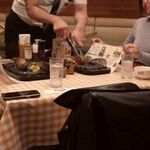 さわやか - スタッフによるげんこつハンバーグの仕上げ工程