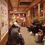 さわやか - 入店待ちの客。奥に見えるのが発券機