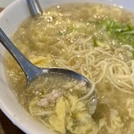 城門 - 旨みたっぷりの塩スープ。　具は穴あきレンゲで全て掬い取りいただきます。