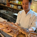 日本料理 かしづき - 大きなズワイガニを手にする大将。
