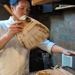 日本料理 かしづき - 蟹の胴身と足を炭火焼きしていきます。