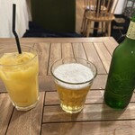 オールウェイズサンシャイン サンドイッチバー - オレンジジュースとハートランドビール