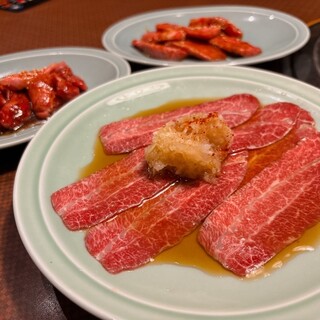 じゅうじゅう亭 - 料理写真:新鮮ツラ刺し 858円、カルビ 1,023円、切り落とし 913円