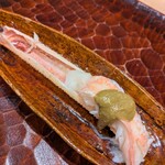 日本料理 かしづき - カニ足をややレアに炭火焼きして、カニ味噌でいただきます。