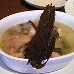 カネ保水産 - 海の幸と大根のズッパ　イカスミプレートをバリバリ割り入れて