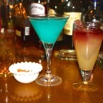 エル・コンドル・パッソ - カクテルと水割り 横から