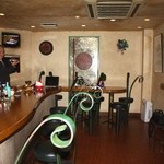 エル・コンドル・パッソ - マスターがカクテルを振る。