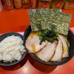 横浜家系総本山 吉村家直系店 ラーメン内田家 - 焼豚ラーメン1300円＋ライス200円
