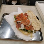 PALLONCINO - これはキッチンの中を撮ったもの　ボッカの生ハムとサラダ