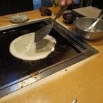 月島もんじゃ おこげ - あんこ巻き　クレープみたいに生地を広げる