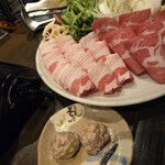 薬膳ハリハリ鍋ごんじゅ - 白金豚バラと肩ロース