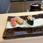 THE SUSHI TOKYO 旬 - マグロの中トロ・カンパチ・ズワイガニ