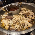 薬膳ハリハリ鍋ごんじゅ - キノコ盛り合わせを