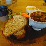 aux - 自家製スパイスカレーのモーニングプレート(カンパーニュ)、ROSTROコーヒー(HOT)