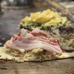 福太郎 - 豚バラはでかいのがズシッとのっけられるんやね
      奥の「すじ肉」もやばそぉーーー
      その奥の「ねぎ焼き」にチーズもよさ気！！！