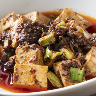 スパイスや食材がたくさん入った麻婆豆腐は、深みのある味わい