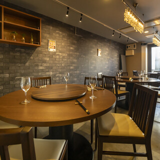 シックで高級感のある店内。食材に彫刻を施すサプライズも◎