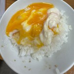 鍋焼きラーメン千秋 - 落とし卵をオンザライス