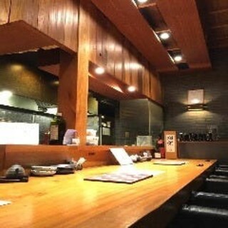 木の温もりと落ち着いた照明が大人のゆったりとした時間を演出。