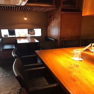 時間がゆっくりと流れる空間で会話と料理をお楽しみください。