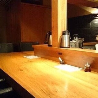 【カウンター席：8席】大人の夜を愉しむ、贅沢な一枚板カウンター