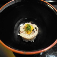 新宿 京懐石 柿傳 - 黒豆の飯蒸し　雲丹添え