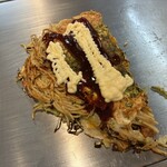 八昌 - 「そば肉玉」（990圓）
「いか天」（250圓）。半分以上食べた時點で、ソースとマヨネーズを加へて「味變」。