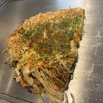 八昌 - 「そば肉玉」（990圓）
「いか天」（250圓）。半分食べた處。