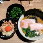 ラーメン 野良裏家 - 野良裏家B1300円＋生ほうれん草200円＋半卵かけ肉ご飯300円
