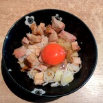 ラーメン 野良裏家 - 半卵かけ肉ごはん