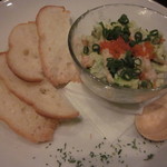 エビとアボカドのタルタル　594円