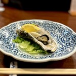どぜう・四季料理 やぶや - 蒸し牡蠣（¥880税込）
      これからが旬本番の牡蠣♪
      蒸し器でふっくらと、レモンを絞ってさっぱりといただきます♡  ｳﾝｳﾝ、めちゃくちゃうまい♡ヾ('ﾛ'*)ﾉ"ｩﾝﾏｯ!